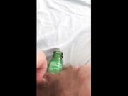 Italiana pelosa si masturba la fica con la bottiglia