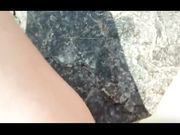 Moglie italiana in spiaggia si masturba e piscia