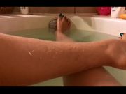 Teen si depila le gambe nella vasca da bagno