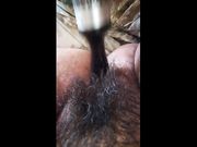 Italiana si masturba con la spazzola la fica pelosa