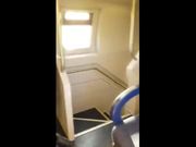 Palpeggia le tette della sua donna in treno