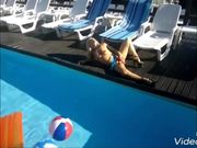 Lisa Monti si masturba in piscina