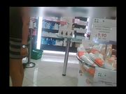 Ragazza fica in minigonna in farmacia