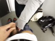 Fidanzata 19 enne mi spompina nel bagno del treno