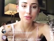 Ragazza italiana in reggiseno su instagram