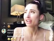 Ragazza italiana in reggiseno su instagram