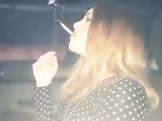 Stella fuma due sigarette in macchina in 5 minuti