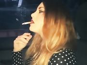 Stella fuma due sigarette in macchina in 5 minuti