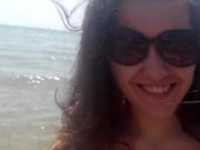 Mamma e figlia in bikini al mare, chi preferite?