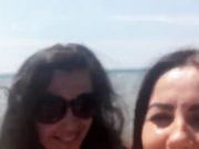 Mamma e figlia in bikini al mare, chi preferite?