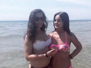 Mamma e figlia in bikini al mare, chi preferite?