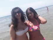 Mamma e figlia in bikini al mare, chi preferite?
