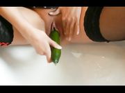 Moglie porcella si masturba con la zucchina e squirta