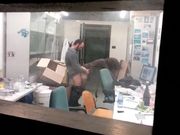 Studenti italiani spiano la prof che scopa in ufficio
