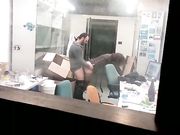 Studenti italiani spiano la prof che scopa in ufficio