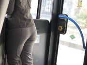 Bel culo in autobus