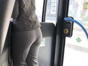 Bel culo in autobus