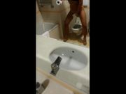 Spiata mentre piscia in bagno e si pulisce la fichetta