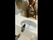Spiata mentre piscia in bagno e si pulisce la fichetta