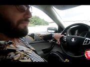 Lui guida e la moglie tettona si masturba in auto