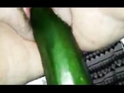 Moglie italiana si apre la fica con zucchina enorme