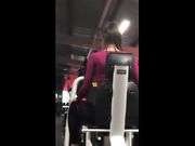 Bella gnocca chiappona in palestra