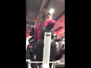 Bella gnocca chiappona in palestra