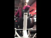 Bella gnocca chiappona in palestra