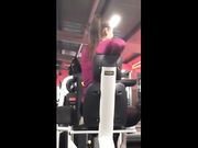 Bella gnocca chiappona in palestra