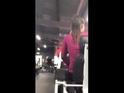 Bella gnocca chiappona in palestra