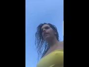 Antonellla in spiaggia in bikini selfie
