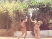 Belen e sua sorella Cecilia giocano con la canna dell acqua in bikini