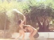 Belen e sua sorella Cecilia giocano con la canna dell acqua in bikini