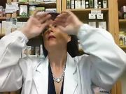 Farmacista italiana si sditalina nel bagno del negozio