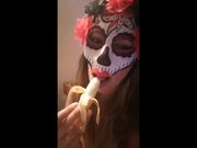 La strega succhia la banana