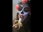 La strega succhia la banana