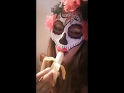 La strega succhia la banana