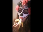 La strega succhia la banana