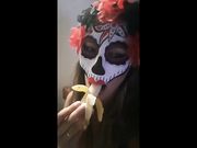 La strega succhia la banana