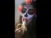 La strega succhia la banana