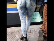 Riprendo bella culona alla fermata del bus