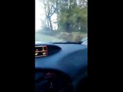 Porca italiana si masturba in macchina e lui guida
