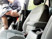 Seduce il guardone in auto e si fa toccare le tette