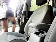 Seduce il guardone in auto e si fa toccare le tette