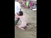 Turista fa un pompino in spiaggia davanti alla gente