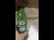 Masturbata con bottiglia di birra