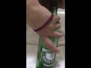 Masturbata con bottiglia di birra