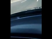 Milf italiana esibizionista nuda in autostrada in auto