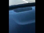 Milf italiana esibizionista nuda in autostrada in auto