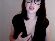 Italiana mora con occhiali si masturba e squirta